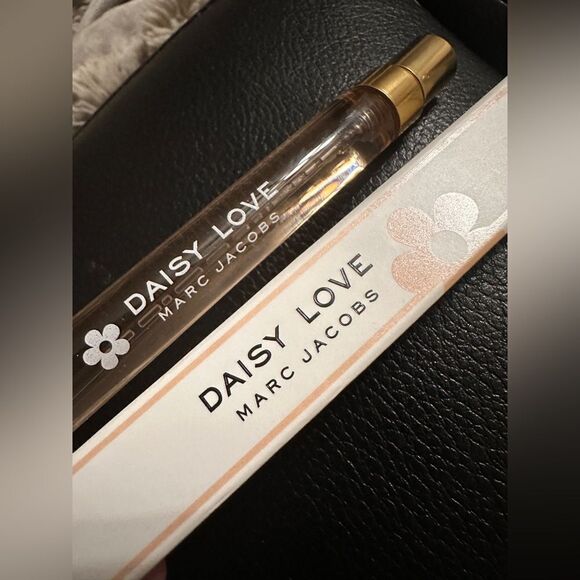 Marc Jacobs Daisy Love Eau de Toilette Travel Spray 10ml - New - Picture 4 of 17